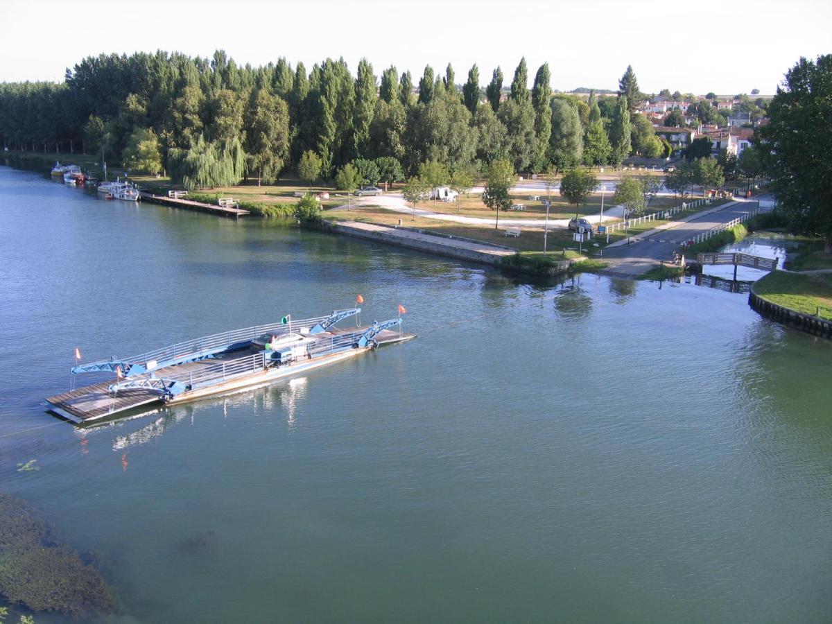 Camping Belle Riviere Chaniers Exteriör bild