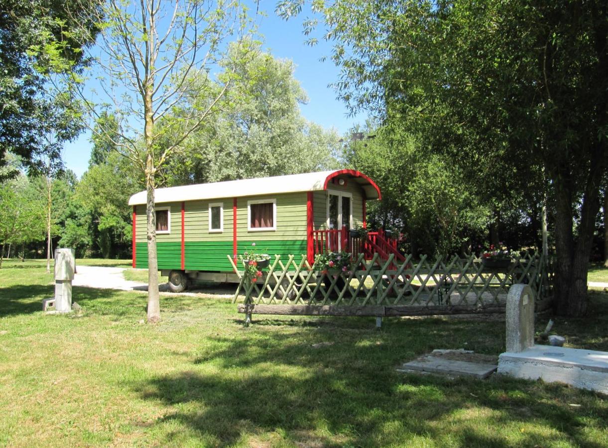 Camping Belle Riviere Chaniers Exteriör bild