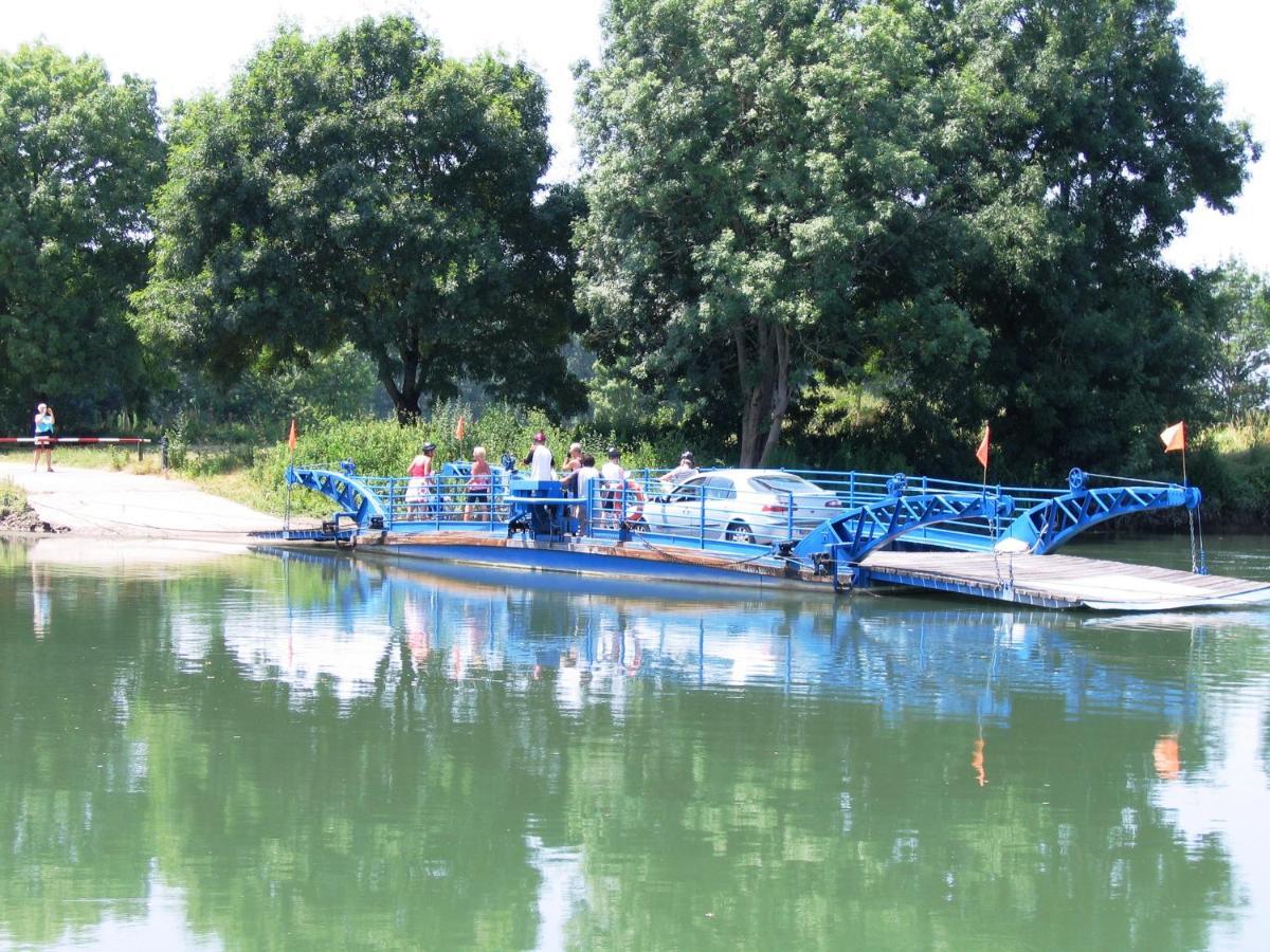 Camping Belle Riviere Chaniers Exteriör bild